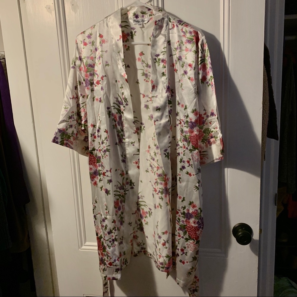 2 for $20🌟 Floral Robe - Picture 2 of 5
